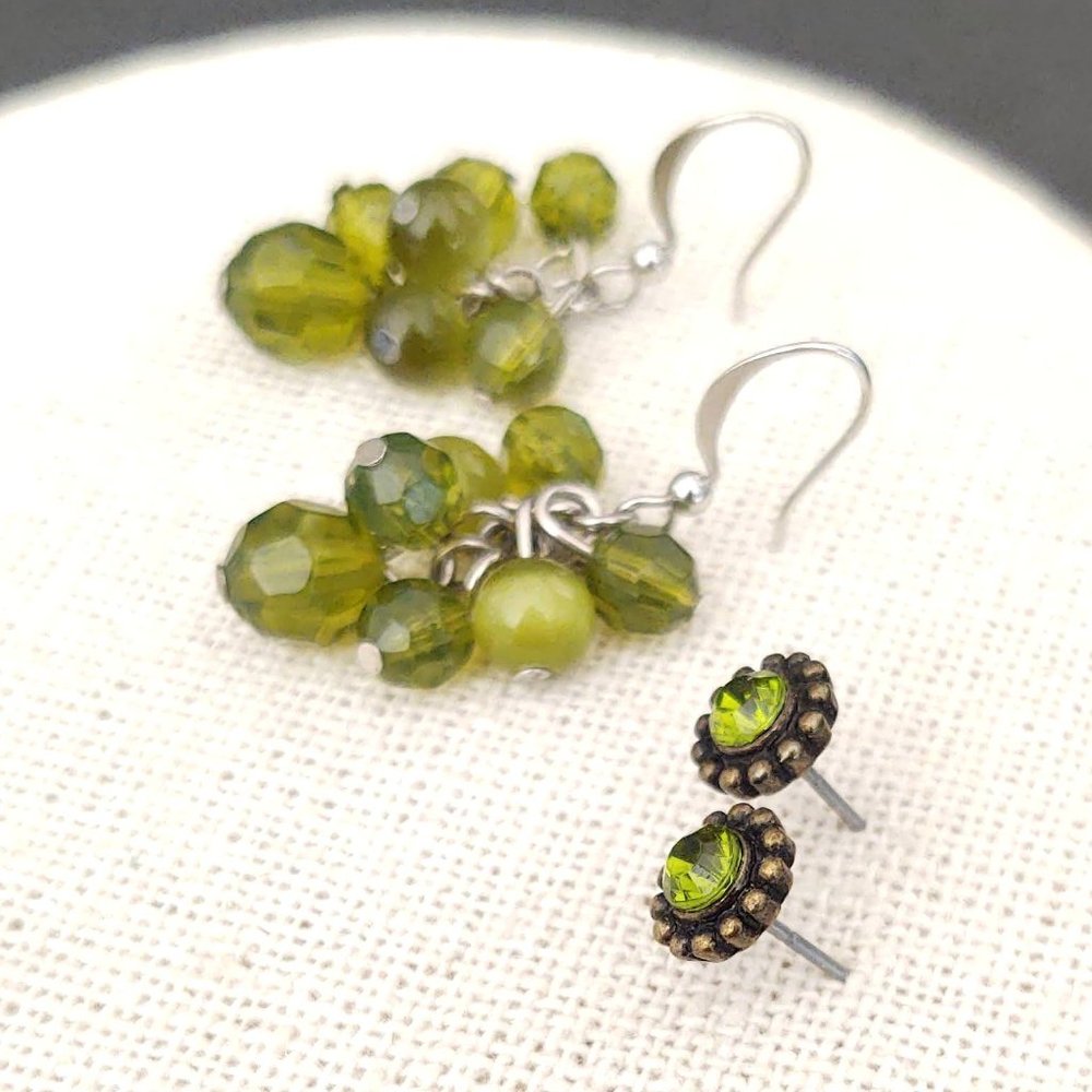 Pair of green glass earrings - Picture 7 of 7